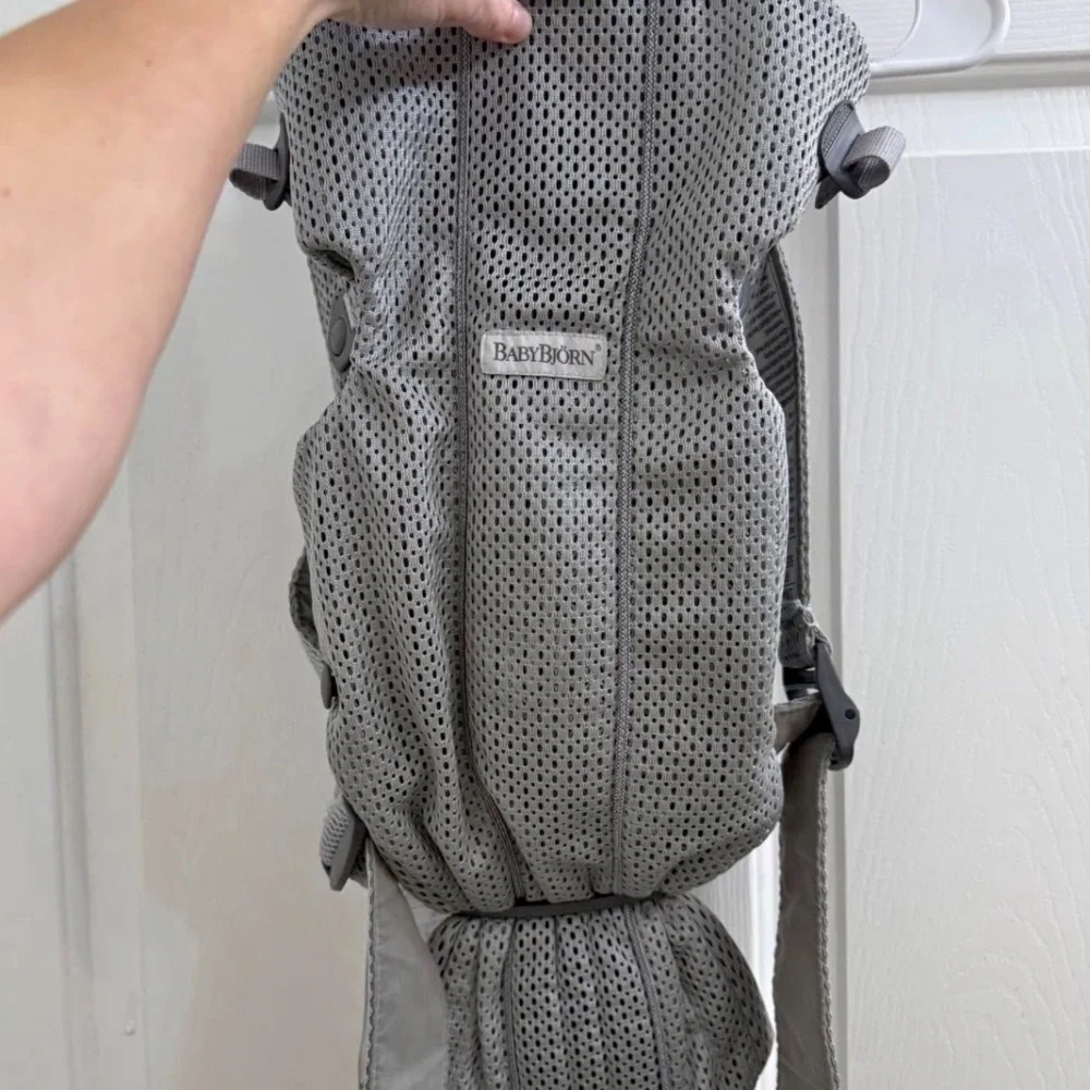 Baby Bjorn mesh carrier - Picture 2 of 2